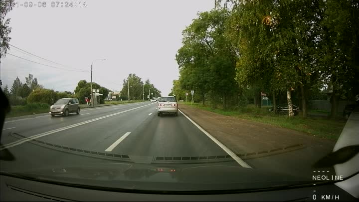 На перекрёстке Аниннского шоссе и Красносельского шоссе в 7:25. Один не заметил, а другой не понял....