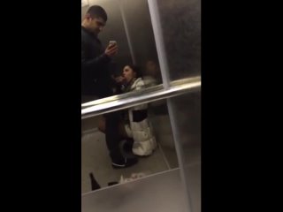 Молодая русская шлюха сосет хуй кавказцу в лифте. чернильница глотает, ебется по пьяни, жесткий секс русское домашнее порно