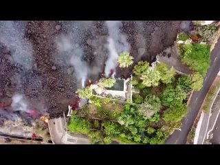 На острове Пальма поток лавы добрался до жилых домов. Уже уничтожено более 150 зданий. Более 5 тысяч человек эвакуировано.