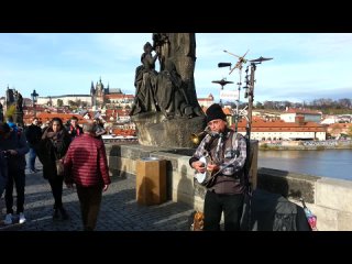 Оригинальный уличный музыкант в Праге. На чем он играет?