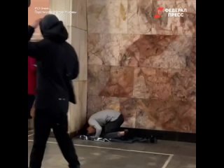 В Москве молодой парень совершил намаз прямо в метрополитене