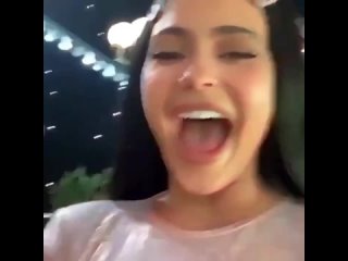 Stan Twitter: kylie jenner screaming at a fair