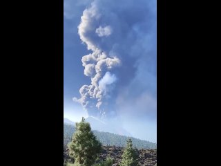 Значительный пепловыброс произошел на вулкане Ла-Пальма сегодня в 11 часов по местному времени (Испания, Канарские острова).