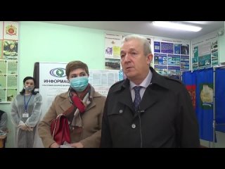 Глава администрации района Риф Юсупов и его супруга проголосовали одними из первых на участке № 1794 в башкирской гимназии