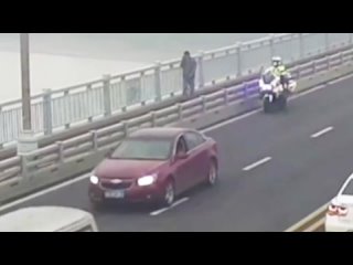 На краю жизни и смерти! В Нанкине сотрудник полиции спас человека, прыгающего с моста