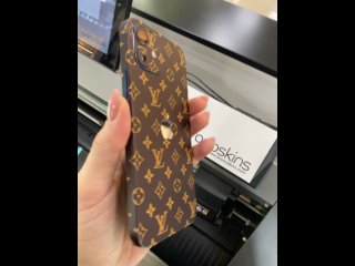 12 iPhone в принте Louis Vuitton