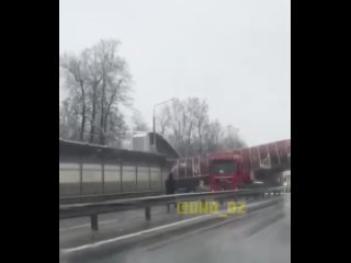 Грузовой автомобиль снес надземный переход во Владимирской области. Движение по трассе М-7 «Волга» полностью остановлено.