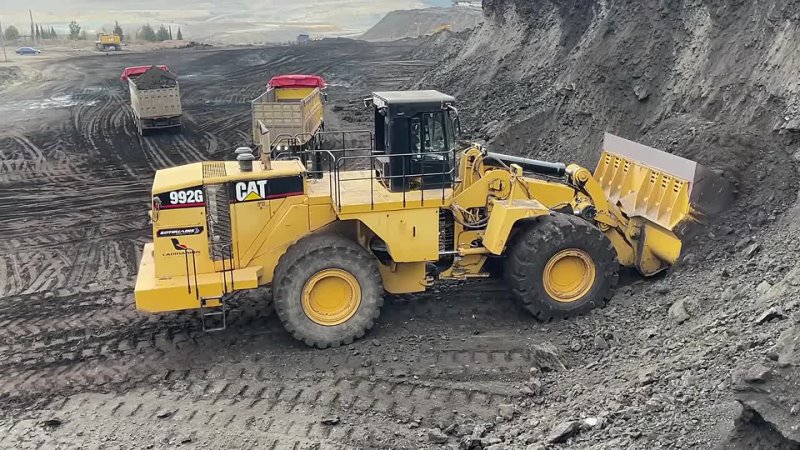 [Mega Machines Channel] Caterpillar 992G Wheel Loader Loading Coal On Trucks With One Pass - Sotiriadis/Labrianidis Mining