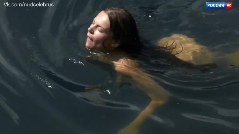 Зоряна Марченко плавает