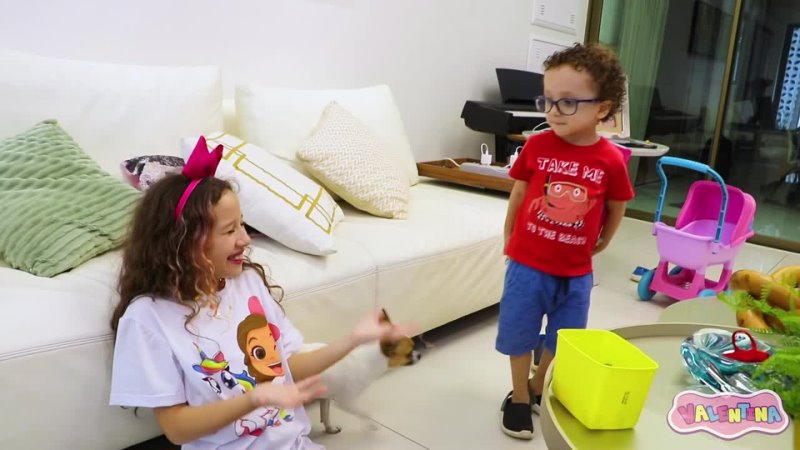 Erlania e Valentina Pontes - MEU PRIMO JOGOU A BONECA DA VALENTINA NA PISCINA