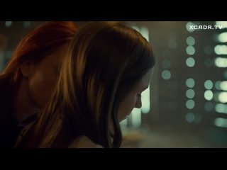 Доминик Провост-Чалкли целуется с Кэтерин Баррелл – Вайнона Эрп (2016)  XCADRNET