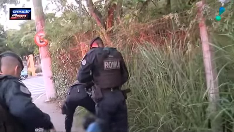 Rede TV Polícia descobre tirolesa usada para venda de drogas dentro de