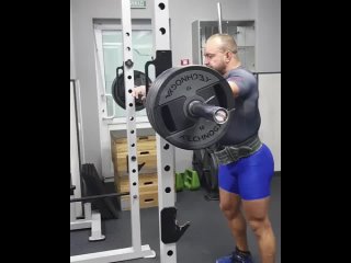 Аркадий Шалоха работает с весом 100 кг на 6 повторений