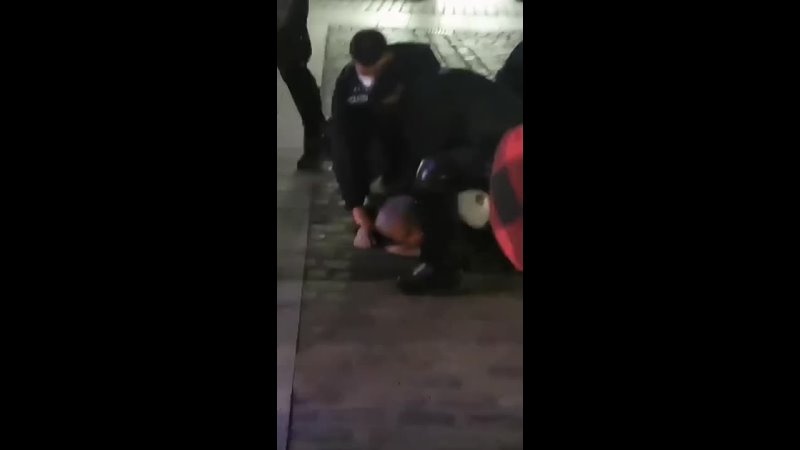 Landau: Polizist attackiert älteren Mann ohne jede Vorwarnung, packt ihn von hinten am Hals und reißt ihn