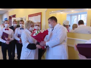 Подарки мамам и слова благодарности врачам –Максим  Харников посетил городскую больницу №2