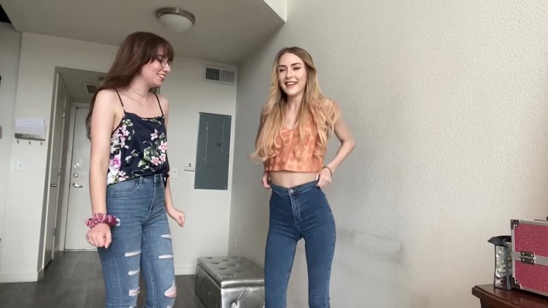 ItsLo peeing jeans infront of friend