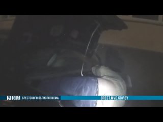 В Бресте пьяный водитель легковушки вез в багажнике спящую женщину