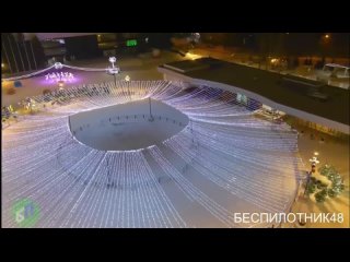 В видео показана еще одна площадка для празднования Нового 2022 года - ёлка и каток у ДС Звездный. Реализованная красота площа