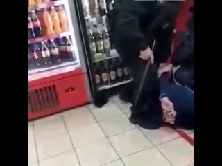 Репост @vesti_lipetsk В Задонске пьяный мужчина бросался на покупателей и продавцов🤦‍♀👊🏻

Сегодня, в Задонске в одном из магазин