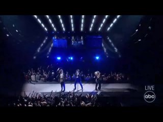 Mеneskin - BEGGIN' (live perform at AMAs 2021).mp4