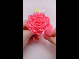 Роза, сделанная из гофрированной бумаги, - уникальное украшение, которое можно использовать для различных целей.