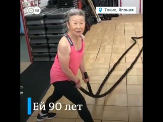 В возрасте 90 лет японка Такимика является фитнес тренером, приседает со штангой и садится на шпагат