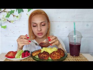 [Darya Noudin] МУКБАНГ ПЮРЕ С КОТЛЕТАМИ, ОВОЩИ, ФРУКТЫ / MUKBANG PUREE, CUTLETS / ограбили на работе