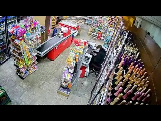 Неизвестный мужчина поджёг магазин в Пласте....