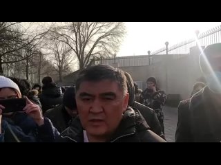 На митинг пришел глава ГКНБ Камчыбек Ташиев