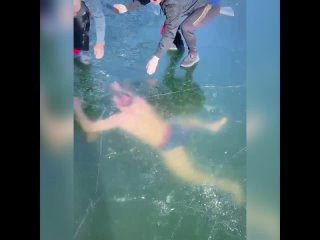 Пловец пытается выбраться из-подо льда | Поребрик Сити