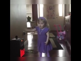Девочка танцует