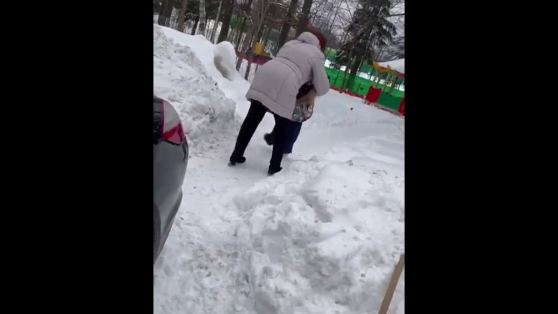 Воспитательница детского сада швыряет ребенка в Одинцово