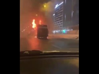 В Санкт-Петербурге сгорел мусоровоз - видео