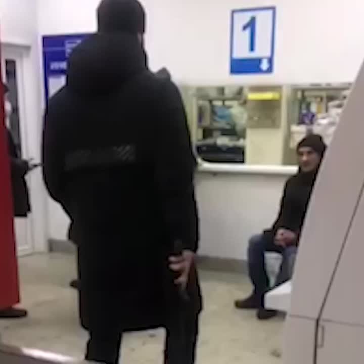 Красноярск, почтовое отделение, парни с автоматом разгуливают среди клиентов.