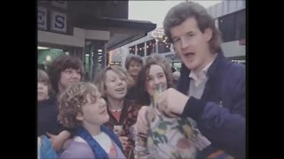 Henry_Street_traders_at_Christmas,_Dublin_Ireland_1985