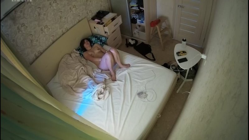 Скрытая камера девочка ласкает себя на кроватке одна в
