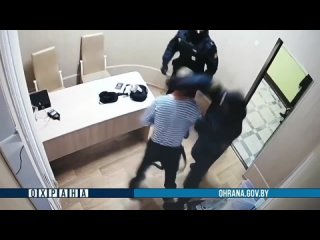 В Сморгони сильно пьяный «ВДВ-шник» прямо в отделении попытался напасть на милиционера