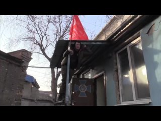 Юлия Чичерина установила знамя победы на здании СБУ в Мелитополе.