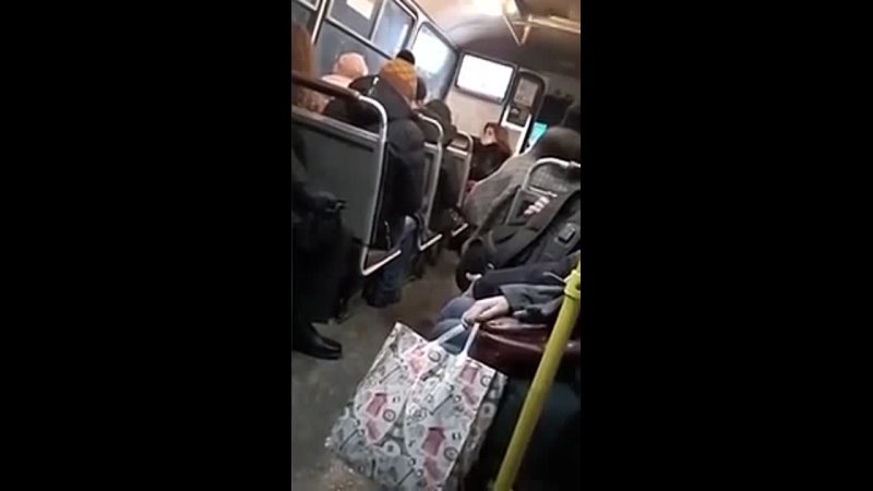 Мужчина избил женщину в автобусе