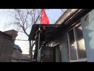 ⚡ Юлия Чичерина установила Знамя Победы на здании СБУ в Мелитополе.