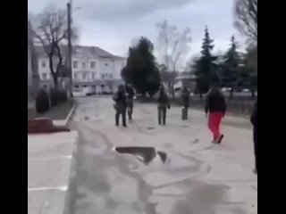 Бегают за российскими солдатами