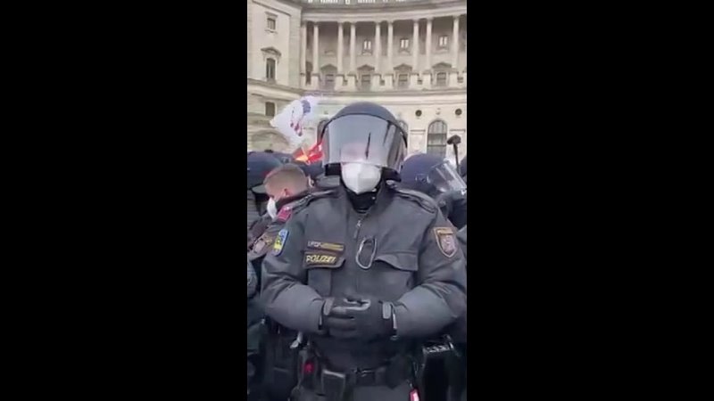 ENORM VIELE BEHELMTE AUF DEM HELDENPLATZ 