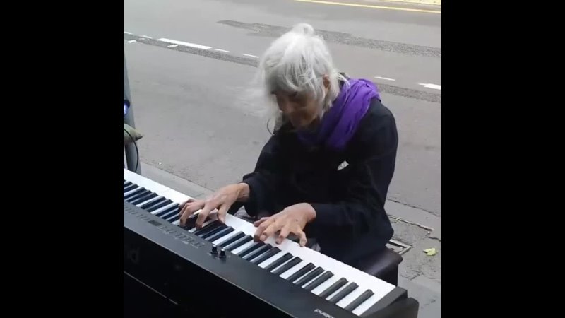 Бездомная бабушка сыграла на улице
