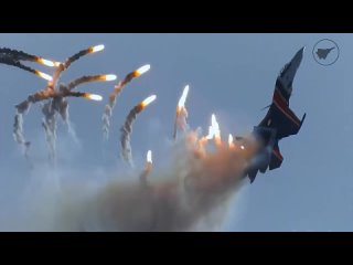 Русские Витязи показали класс на Авиасалоне Dubai Airshow 2021 ()