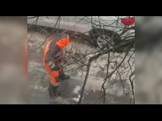 Уборка снега в Москве вышла на новый уровень 😅...