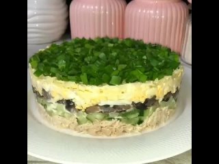 Вкусный слоеный салат с курицей и грибами.