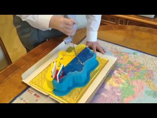 Жириновский режет торт в виде Украины — подарок на др от Скабеевой. Дед что то знал
