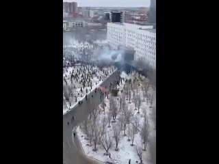 Протестующие штурмуют здание акимата Атырауской области (360p) (1).mp4