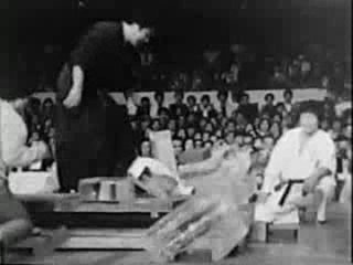 Тамешивари 1975г - Ашихара Хидеюки на 1м чемпионате мира по Киокусинкай