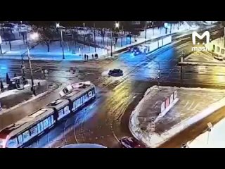 В Москве “скорая“ столкнулась с трамваем